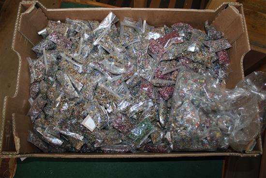 Quantity of assorted glass beads(-)